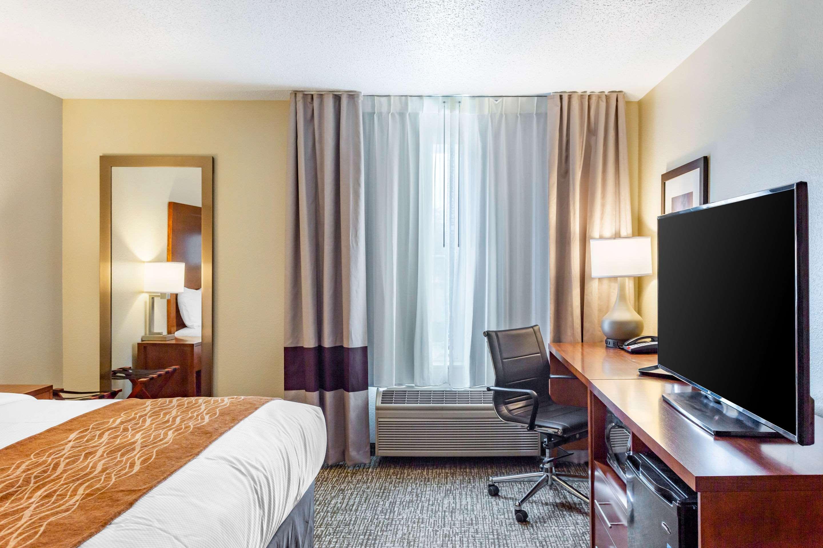 Comfort Inn Dekalb - Adjacent The University Dış mekan fotoğraf